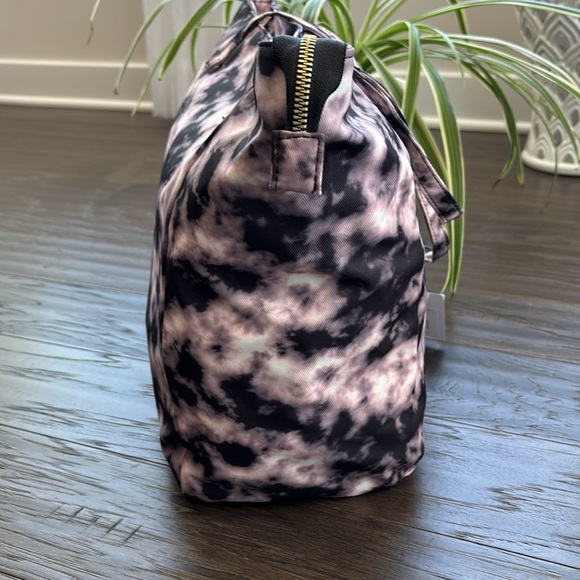 Olivia Miller Dylan,Large zip top tote w/wristlet bag,tie dye, multi-use,light - Picture 5 of 16